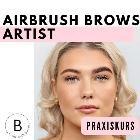 Das Gesicht einer Frau zeigt auf der einen Seite natürliche Brauen, auf der anderen Seite AIRBRUSH BROWS von Lash & Brow Academy Intensiv Praxiskurs. Blashy Shop