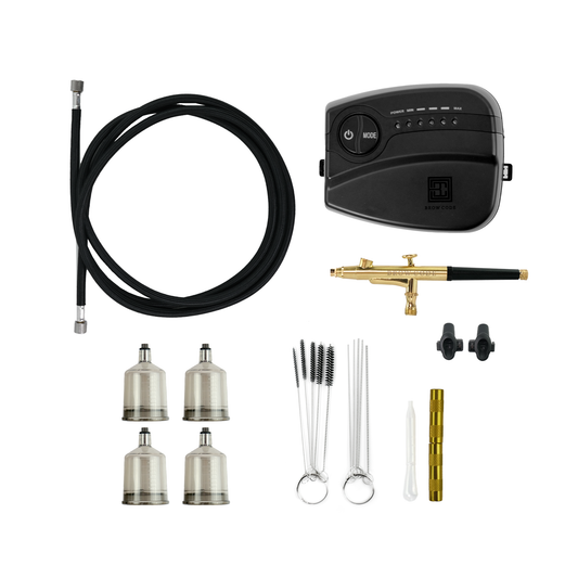 Brow Code Airbrush Maschine AirArchist - EU Stecker, mit Werkzeugen für präzise Brauen, angeordnet auf einem weißen Hintergrund. Blashy Shop