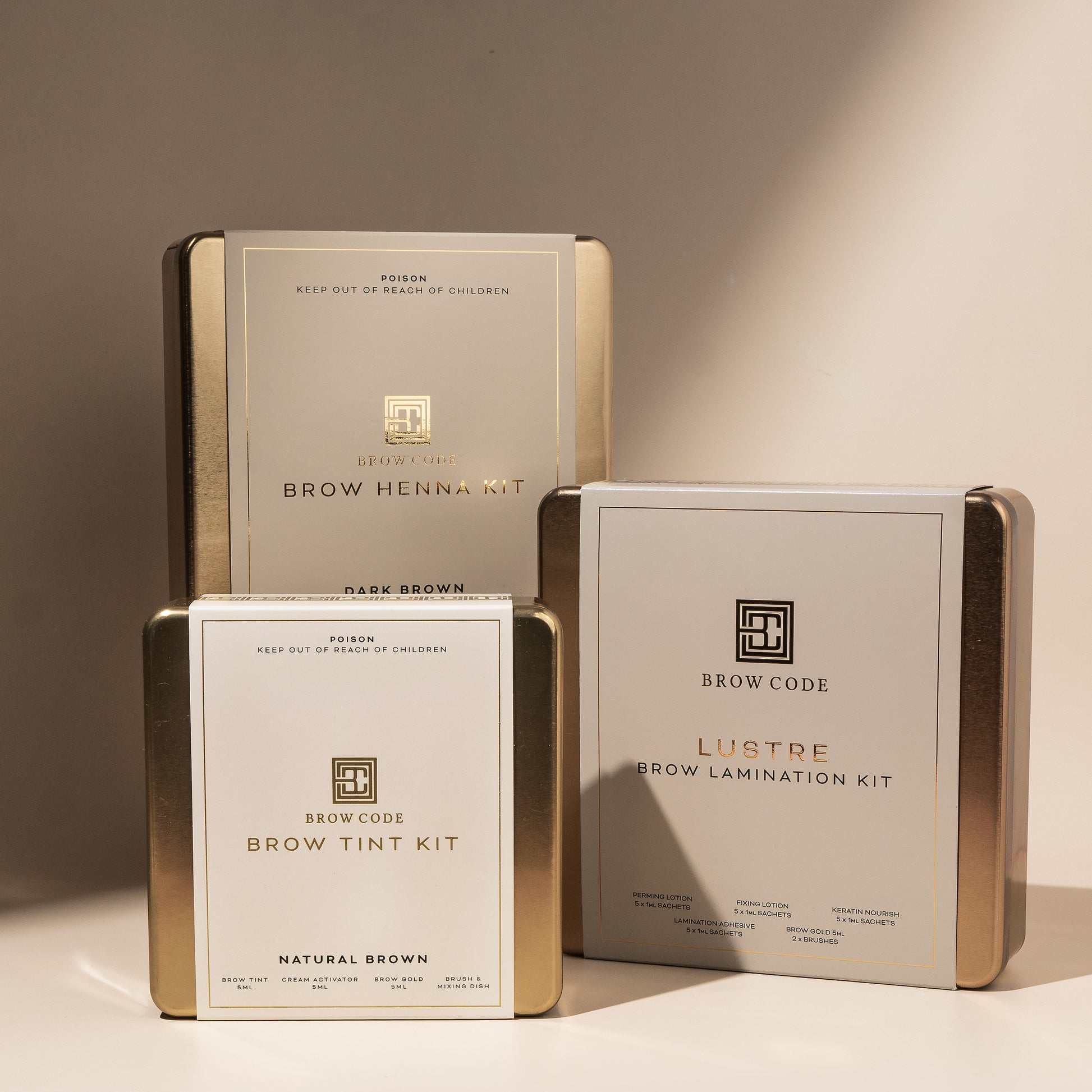 Zwei aufrecht stehende rechteckige Brow Code AT HOME KIT Augenbrauenfarbe Boxen, in 2 Farben, werden angezeigt. Blashy Shop