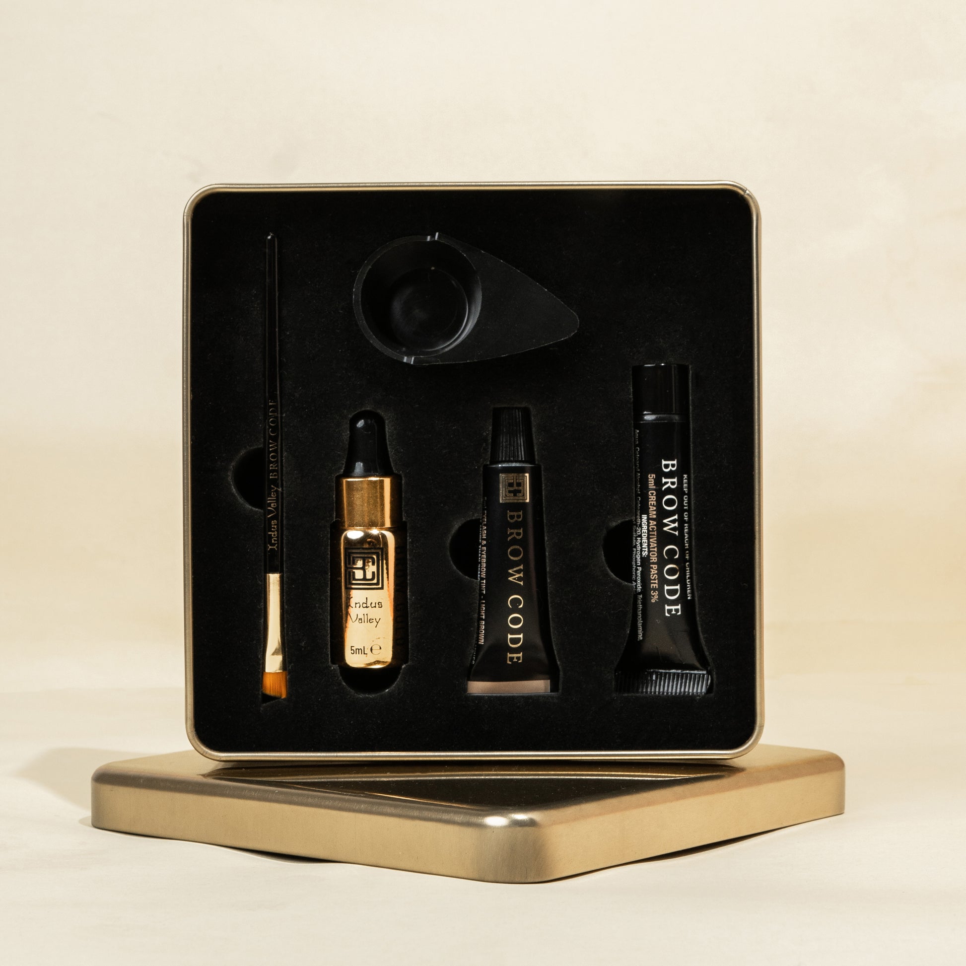 Das Brow Code AT HOME KIT Augenbrauenfarbe, in 2 Farben, ist ein luxuriöses Set für ein makelloses Augenbrauen-Styling. Blashy Shop