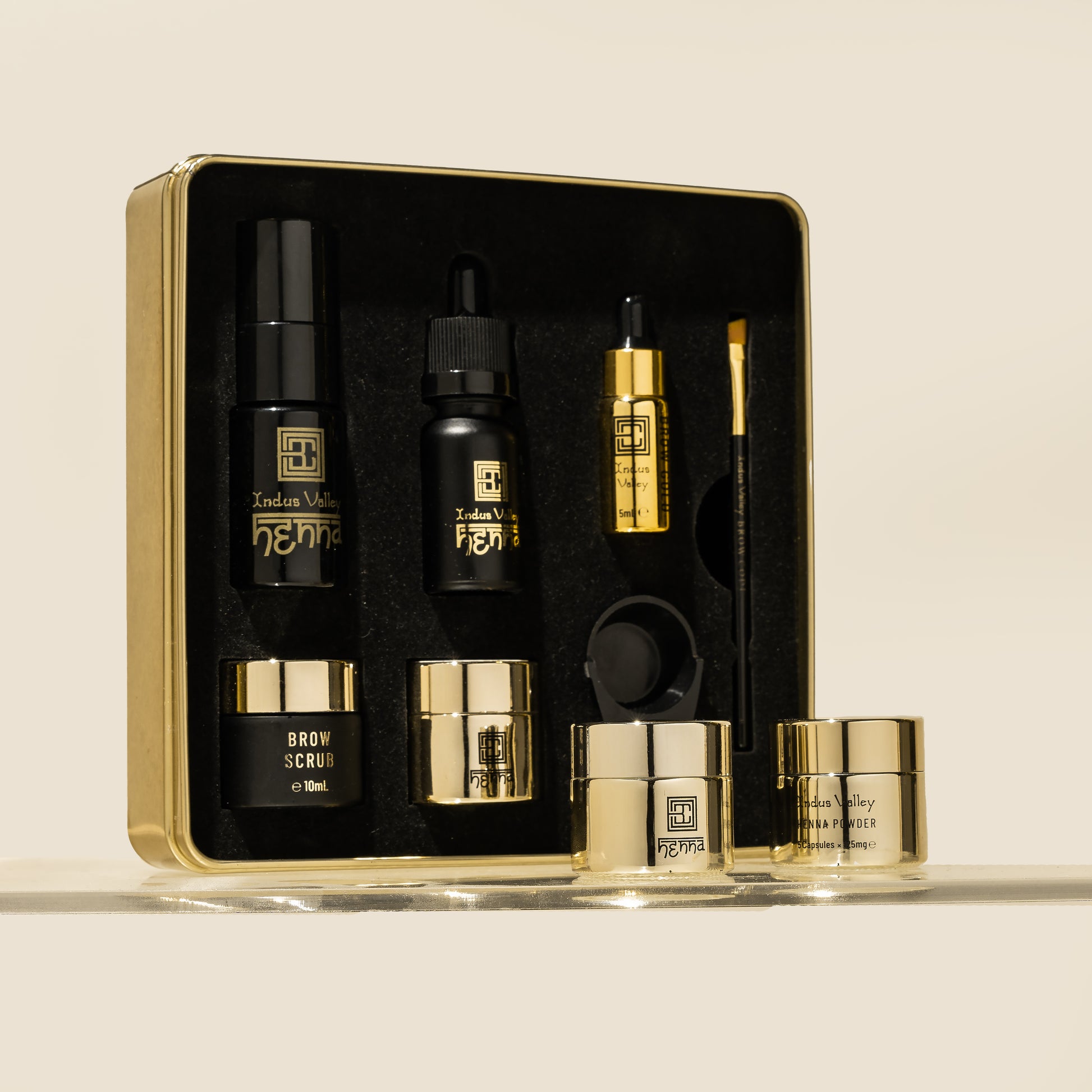 Ein goldenes und schwarzes Brow Code AT HOME KIT Brow Henna, in 4 Farben, mit Flaschen, Tiegeln & Werkzeugen in einer passenden Box. Blashy Shop