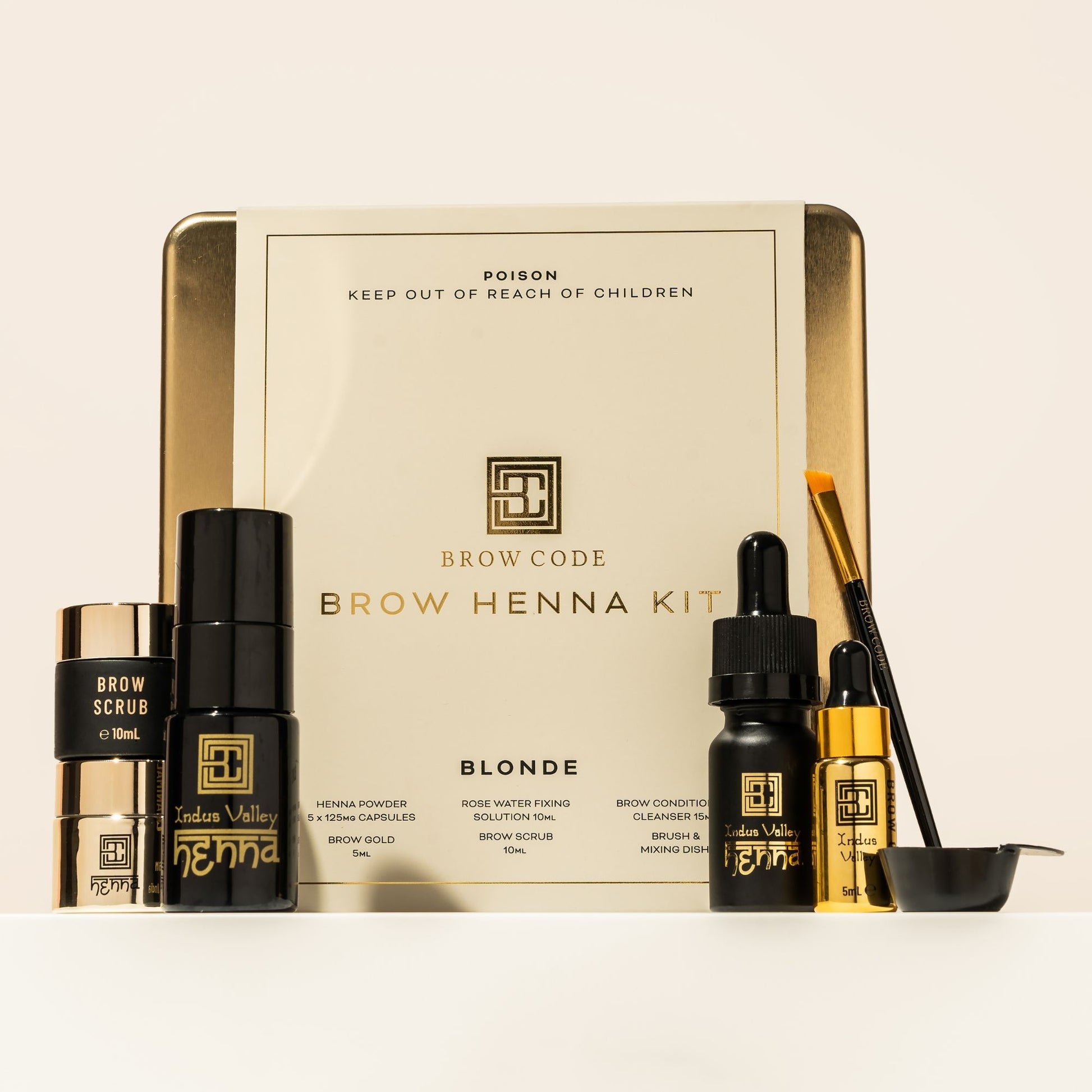 Brow Code AT HOME KIT Brow Henna in 4 Farben-einschließlich Peeling, Flaschen, Pinsel & Kit-Box auf einer weißen Oberfläche. Blashy Shop