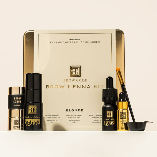 Brow Code AT HOME KIT Brow Henna in 4 Farben-einschließlich Peeling, Flaschen, Pinsel & Kit-Box auf einer weißen Oberfläche. Blashy Shop