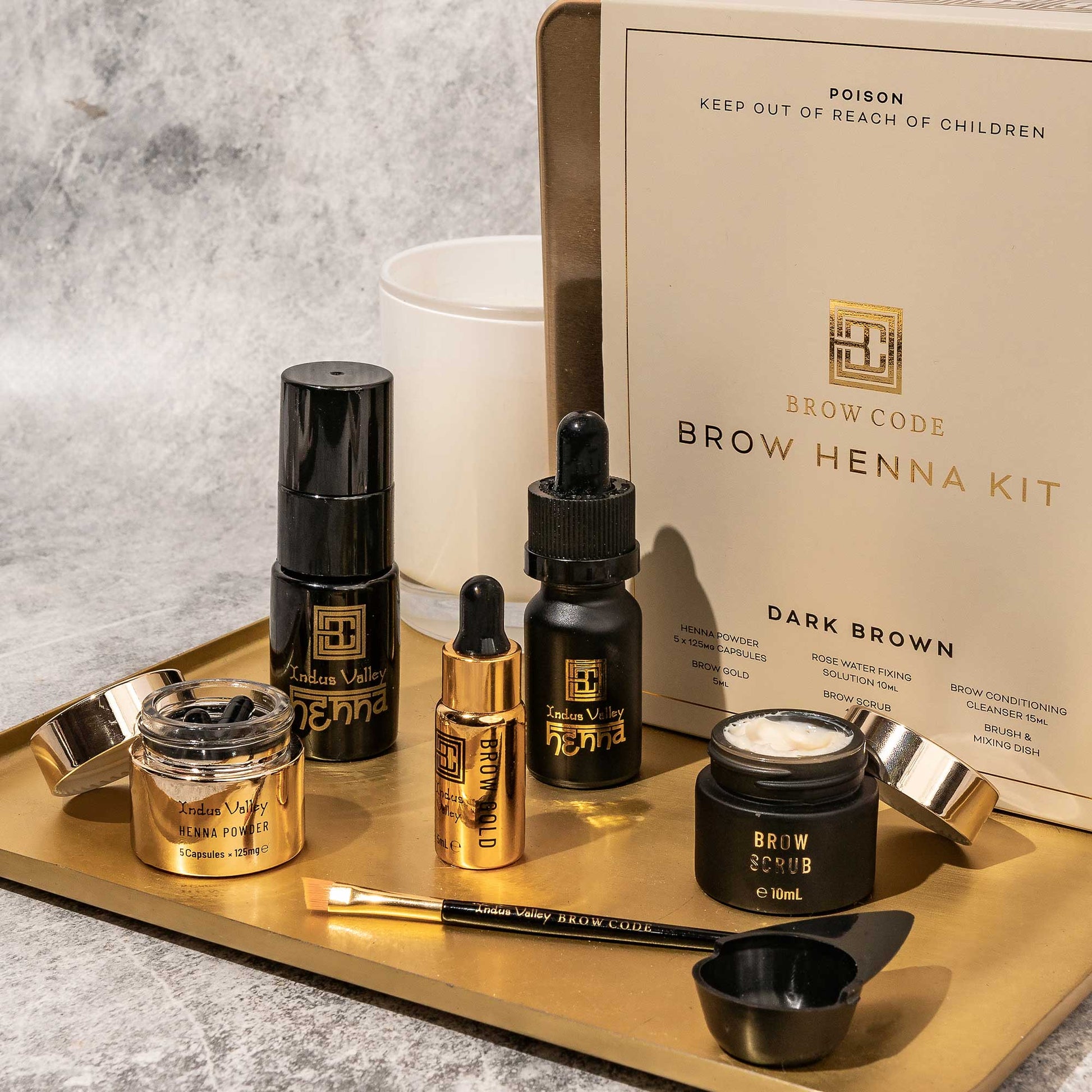 Brow Code AT HOME KIT Brow Henna in 4 Farben-umfasst Flaschen, Tiegel und Pinsel auf einem goldenen Tablett mit neutralem Hintergrund. Blashy Shop