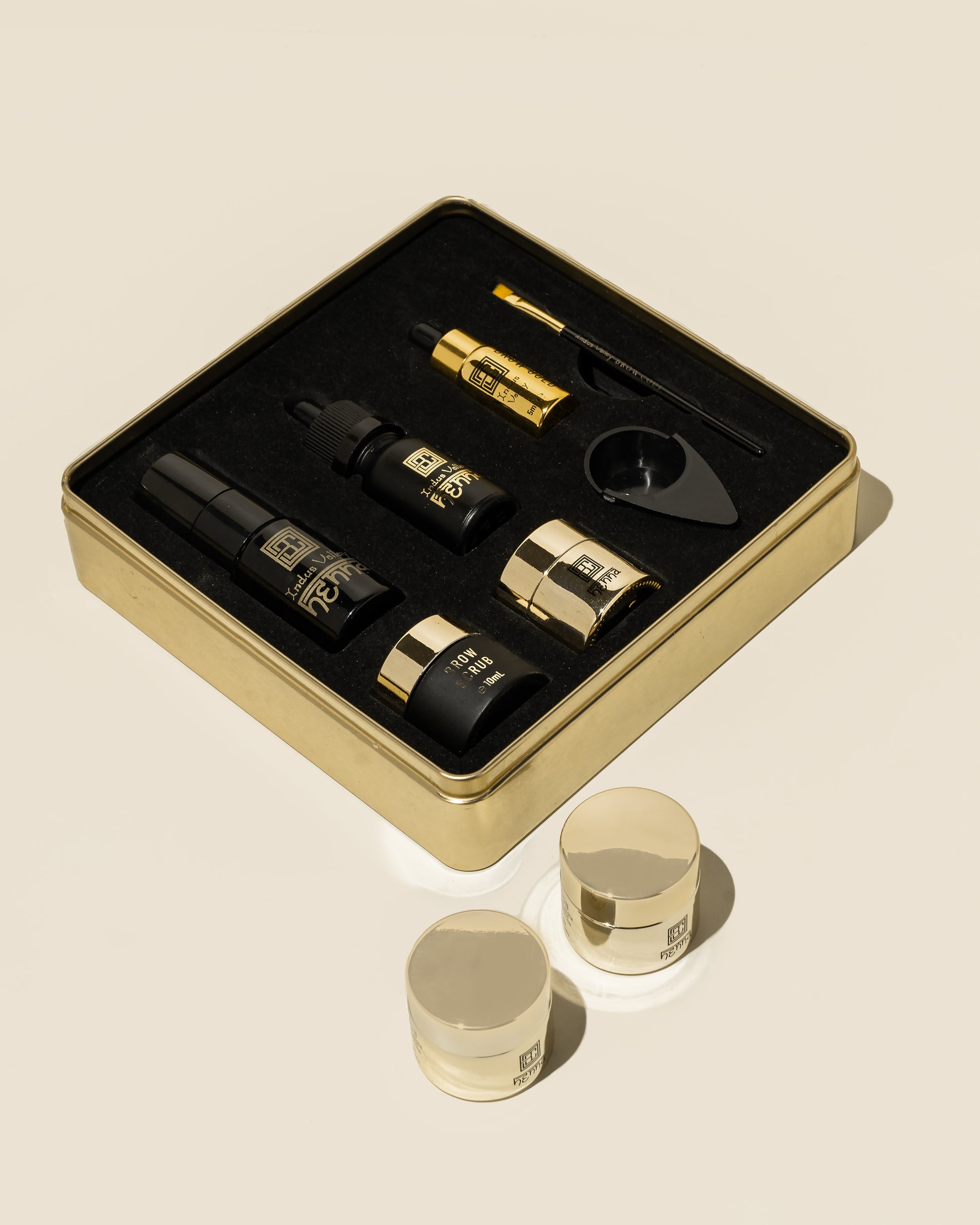 Ein goldenes und schwarzes Brow Code AT HOME KIT Brow Henna Set mit 4 Farben, Flaschen, Gläsern, Pinsel, Tropfer und Kit-Box. Blashy Shop