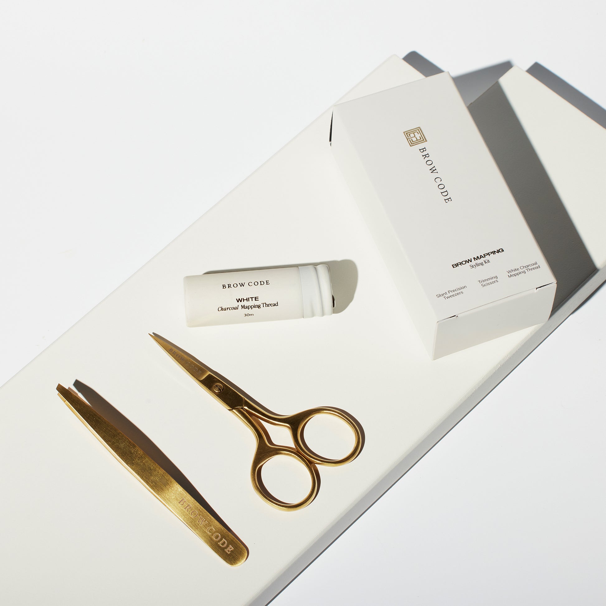 Brow Codes AT HOME KIT Brow Mapping & Styling: Goldschere, Pinzette, Fadenspule in einer Markenbox. Blashy Shop