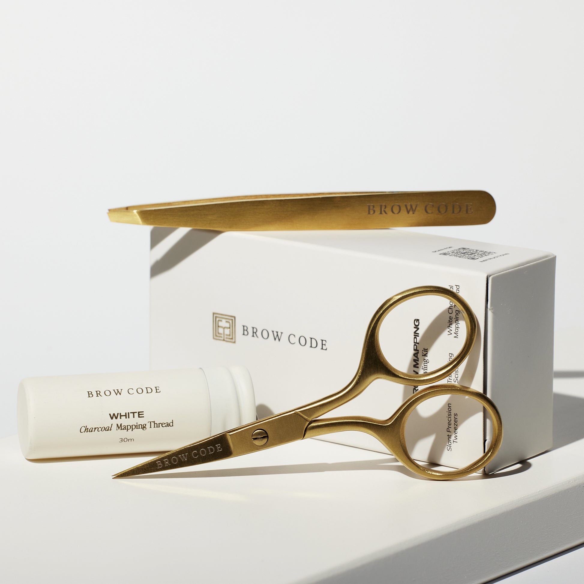 Das Brow Code AT HOME KIT Brow Mapping & Styling enthält eine goldene Pinzette, eine Schere, einen Mapping-Faden und eine Box für perfekte Brauen. Blashy Shop