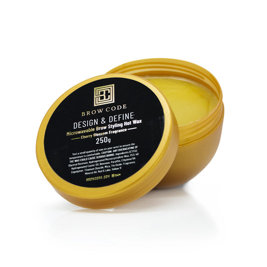 Ein geöffneter Brow Code AT HOME KIT Heisswachs (mikrowellengeeignet, 250g) zeigt gelbes Wachs für Augenbrauen Styling. Blashy Shop