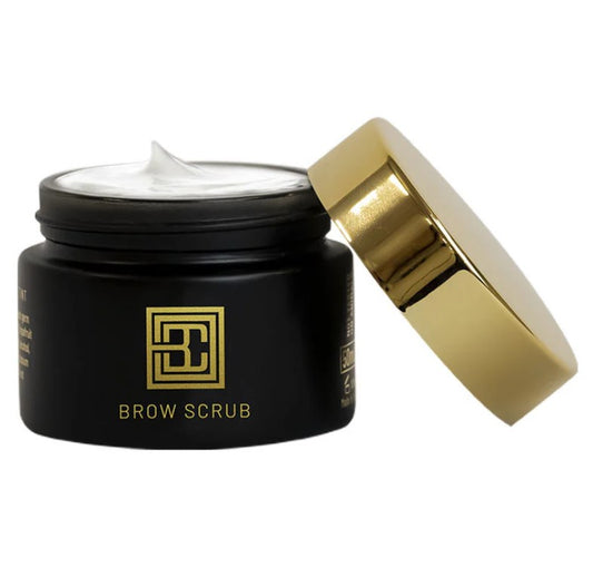 Ein schwarzer Brow Code Augenbrauen Peeling-Tiegel, 50ml, mit goldenem Deckel, der teilweise geöffnet ist und eine weiße Peeling-Creme enthüllt. Blashy Shop