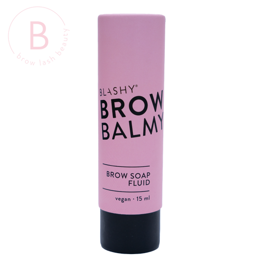 Eine rosafarbene 15ml Tube Blashy BLASHY BROW BALMY Brow Soap Fluid mit Lakritze, vegan, mit schwarzer Kappe auf einfarbigem Hintergrund. Blashy Shop