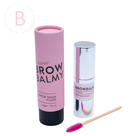 Blashy BLASHY BROW BALMY Brow Soap Fluid mit Lakritze, 15ml, vegan in rosa Tube, silberne Kappe & Spoolie auf weiß. Blashy Shop