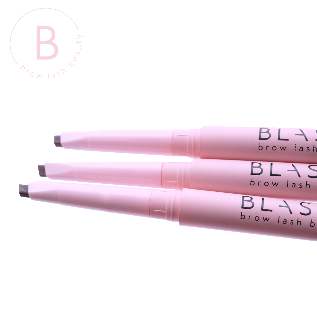 Drei BLASHY BROW CREAMY pinke Augenbrauenstifte in 3 Farben mit dreieckigen Spitzen sind diagonal gestapelt; Blashy Branding sichtbar. Blashy Shop