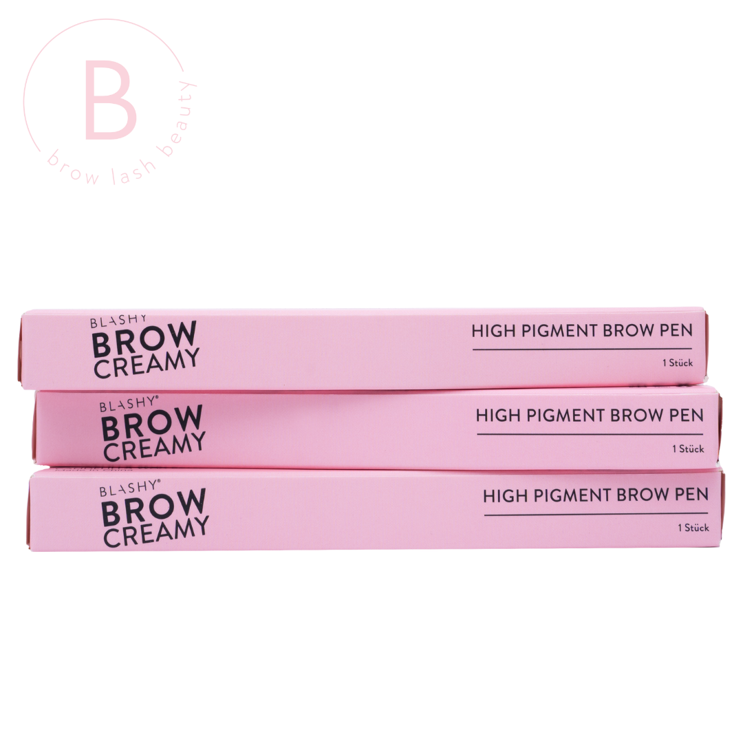 Drei rosafarbene BLASHY BROW CREAMY Augenbrauen Stiftboxen sind gestapelt, das Blashy-Logo ist im Hintergrund zu sehen. Blashy Shop