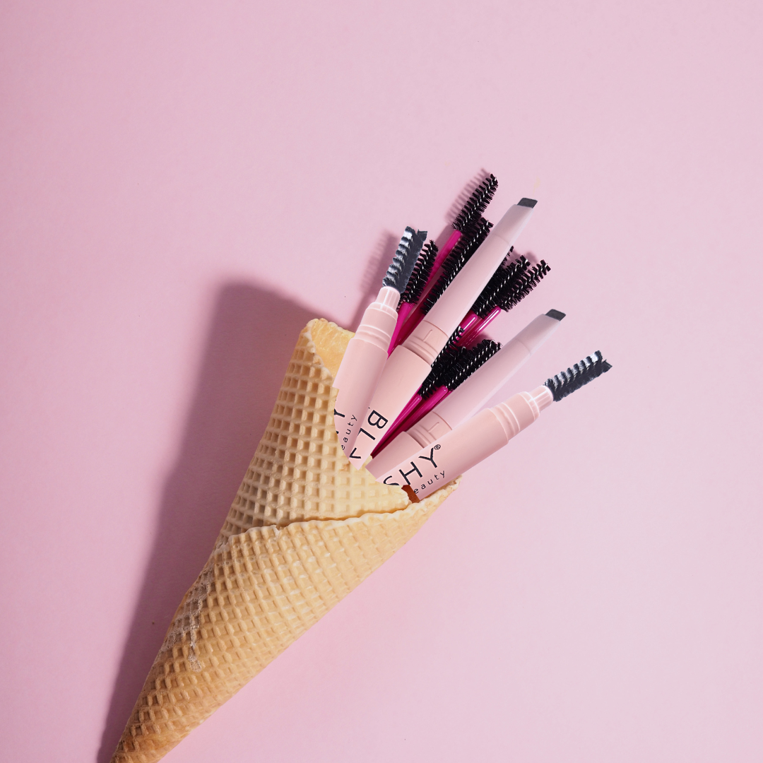 BLASHY BROW CREAMY Augenbrauen Stifte von Blashy in 3 Farben in einer Waffel vor rosa Hintergrund arrangiert. Blashy Shop
