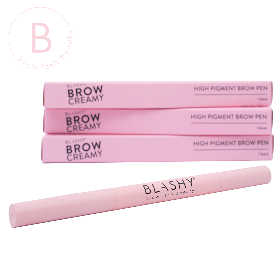 Ein rosafarbener BLASHY BROW CREAMY Augenbrauen Stift steht vor drei gestapelten Blashy Produktboxen. Blashy Shop