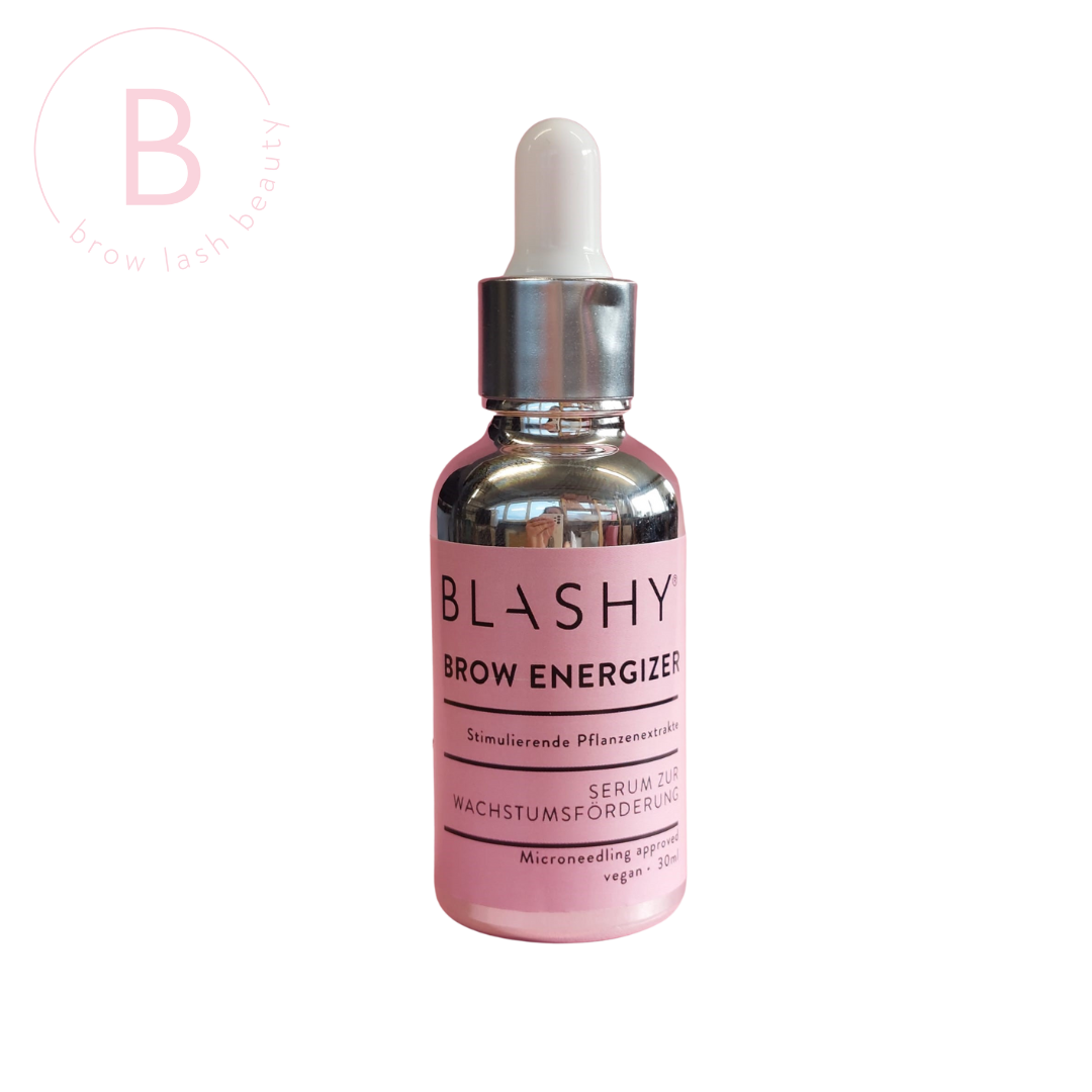 Eine rosa Flasche Blashy BLASHY Brow Energizer Augenbrauenserum für Microneedling, 30ml auf weißem Hintergrund. Blashy Shop