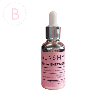 Eine rosa Flasche Blashy BLASHY Brow Energizer Augenbrauenserum für Microneedling, 30ml auf weißem Hintergrund. Blashy Shop