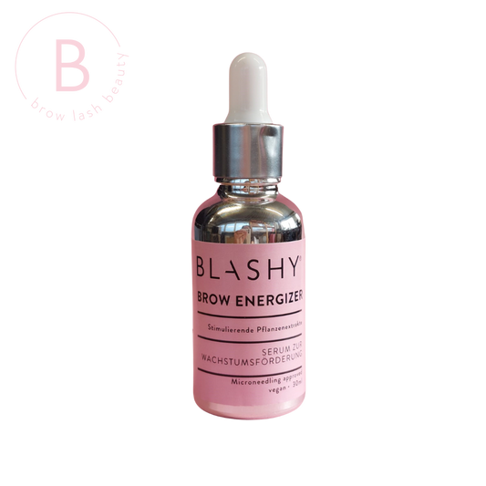 Eine rosa Flasche Blashy BLASHY Brow Energizer Augenbrauenserum für Microneedling, 30ml auf weißem Hintergrund. Blashy Shop