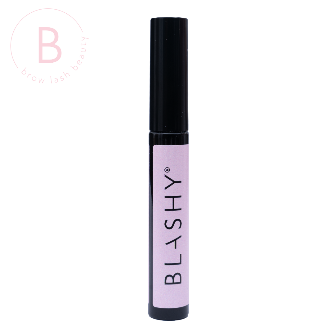 Eine 5-ml-Tube Blashy Brow Freezy, extra starkes veganes Brauengel, steht aufrecht mit einer schwarzen Kappe auf weißem Hintergrund. Blashy Shop
