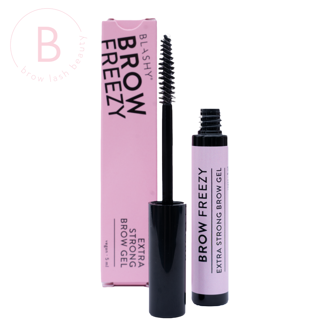 Ein 5ml Blashy Brow Freezy Gel (extra stark, vegan) mit Spoolie ist neben der rosa Verpackung abgebildet. Blashy Shop