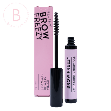 Ein 5ml Blashy Brow Freezy Gel (extra stark, vegan) mit Spoolie ist neben der rosa Verpackung abgebildet. Blashy Shop