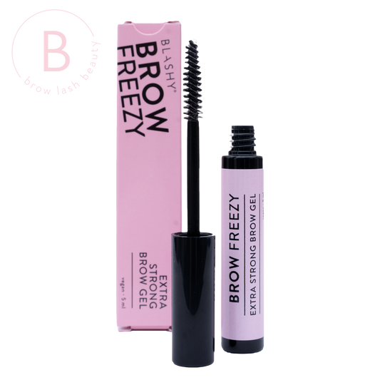Ein 5ml Blashy Brow Freezy Gel (extra stark, vegan) mit Spoolie ist neben der rosa Verpackung abgebildet. Blashy Shop