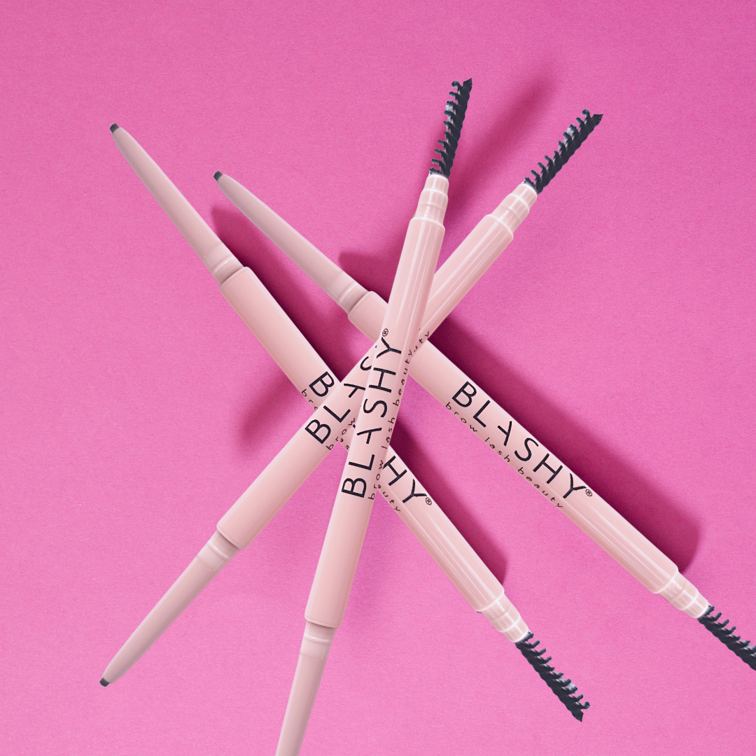 Vier Blashy BROW SKINNY Augenbrauen Stifte in X-Form auf Pink, wasserfest und stylisch. Blashy Shop