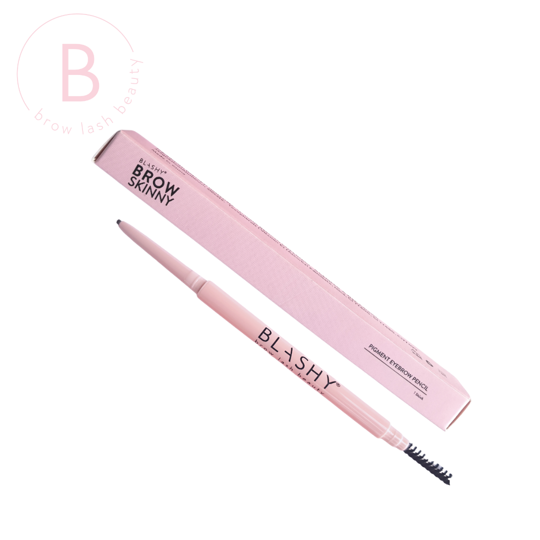 Ein rosafarbener, wasserfester BLASHY BROW SKINNY Augenbrauen Stift von Blashy wird mit seiner Schachtel auf einem weißen Hintergrund gezeigt. Blashy Shop