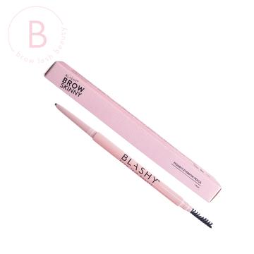 Ein rosafarbener, wasserfester BLASHY BROW SKINNY Augenbrauen Stift von Blashy wird mit seiner Schachtel auf einem weißen Hintergrund gezeigt. Blashy Shop