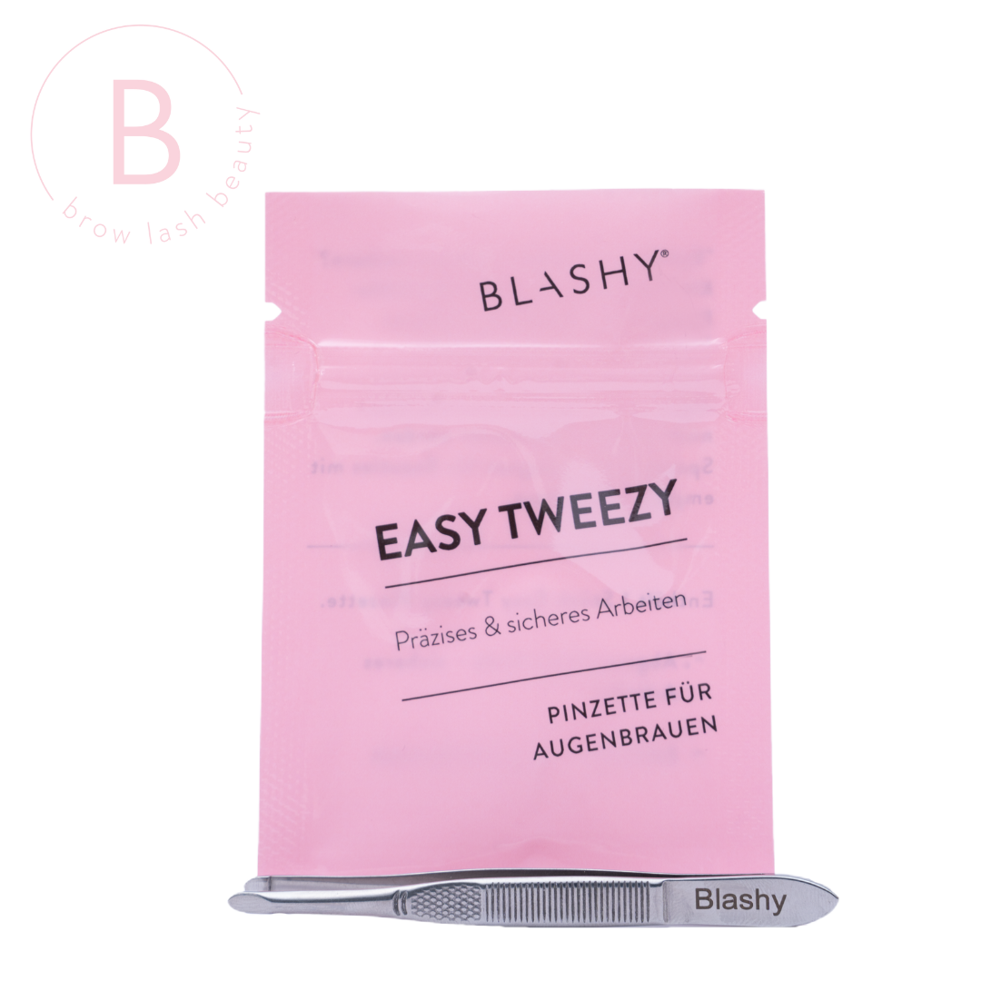 Ein rosa Blashy-Beutel mit einer silbernen BLASHY EASY TWEEZY Augenbrauen-Pinzette - rund Pinzette darunter. Blashy Shop