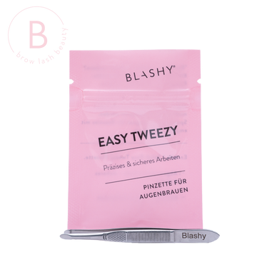 Ein rosa Blashy-Beutel mit einer silbernen BLASHY EASY TWEEZY Augenbrauen-Pinzette - rund Pinzette darunter. Blashy Shop