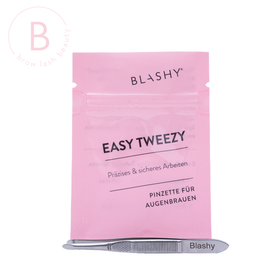 Ein rosa Blashy-Beutel mit einer silbernen BLASHY EASY TWEEZY Augenbrauen-Pinzette - rund Pinzette darunter. Blashy Shop