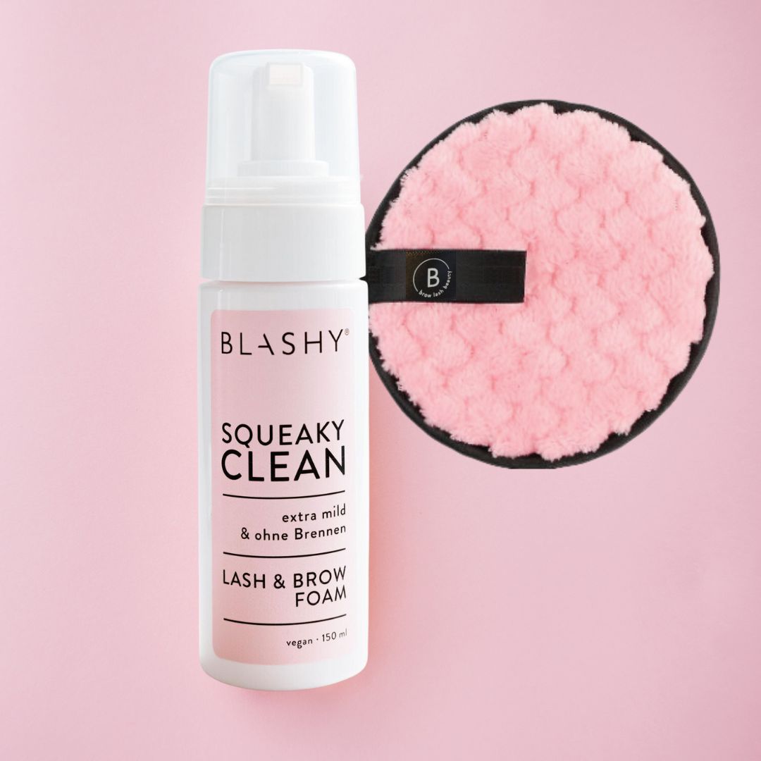 Eine Flasche Blashy Squeaky Clean Lash & Brow Foam und Blashy Flauschy Abschminkpads (3 Stück) auf einem rosa Hintergrund. Blashy Shop