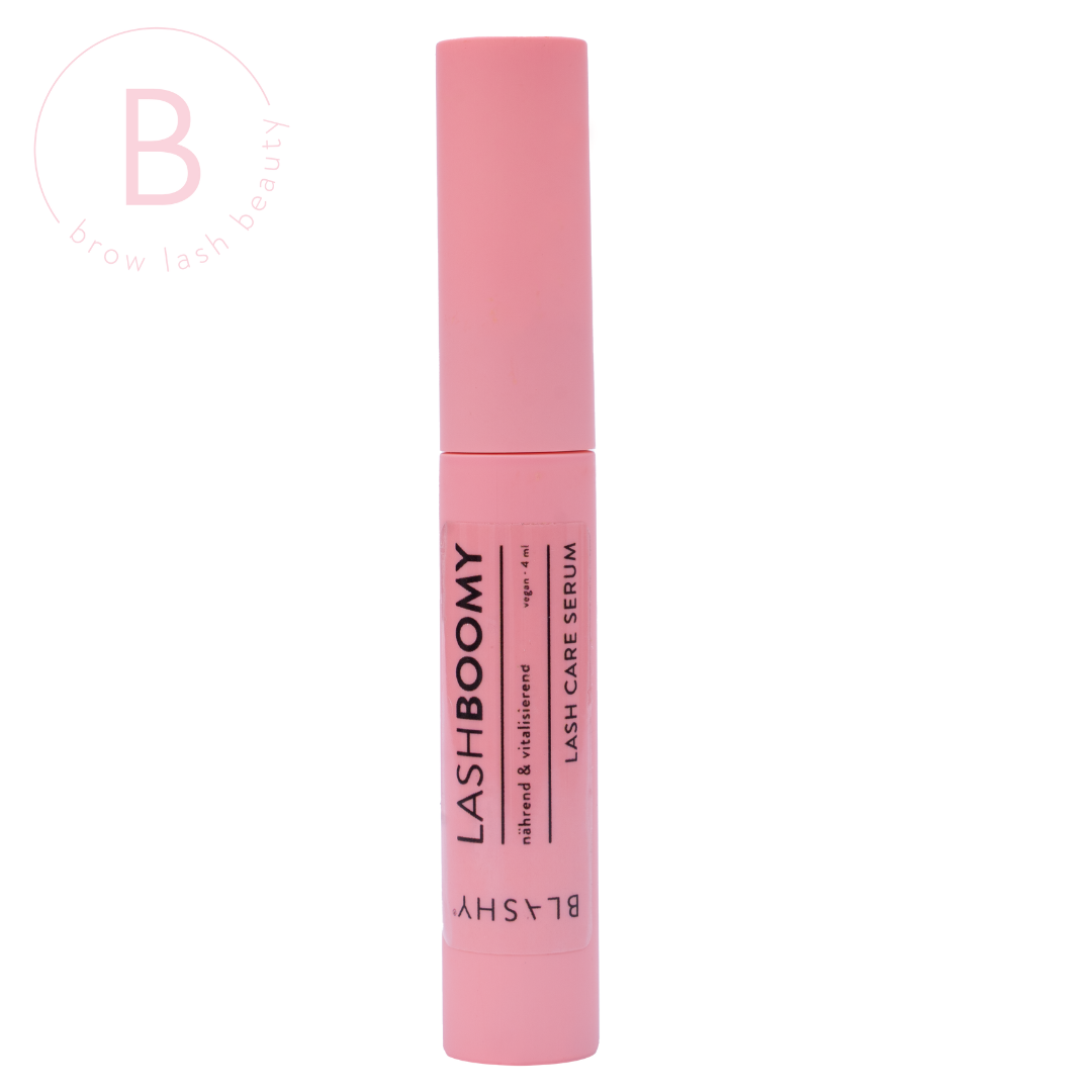 Eine rosa Tube Blashy Lash Boomy Wimpernpflege 7ml steht aufrecht vor einem schlichten weißen Hintergrund. Blashy Shop