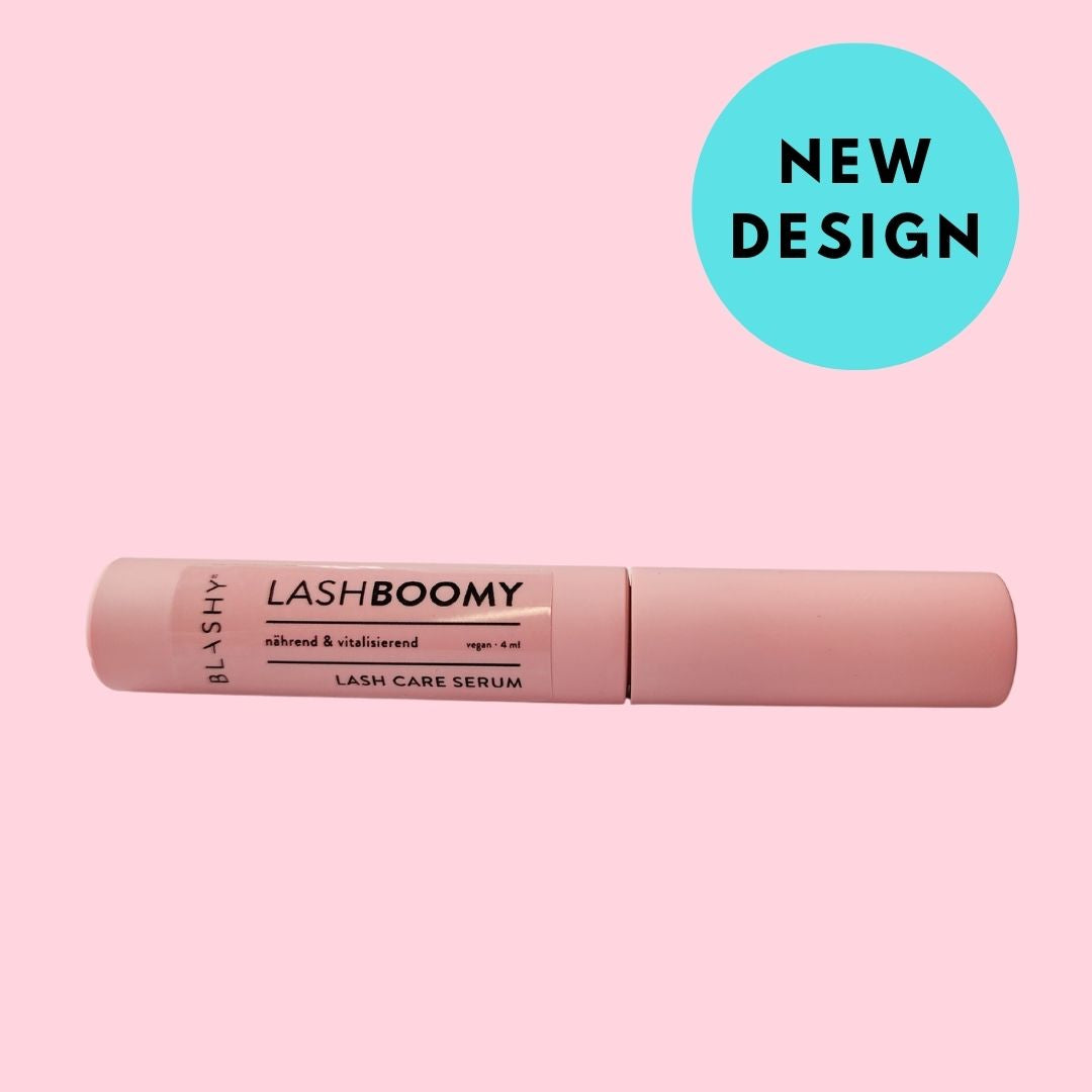 Eine 7ml BLASHY LASH BOOMY Wimpernpflegetube auf rosa Hintergrund mit einem blauen New Design Kreis. Blashy Shop