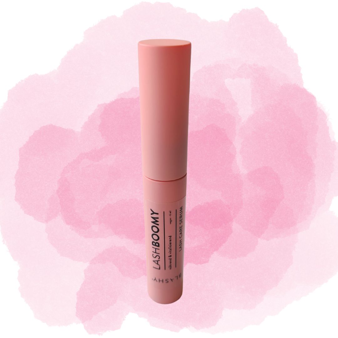 Die Blashy BLASHY LASH BOOMY Wimpernpflege 7ml steht aufrecht vor einem zartrosa Aquarell-Hintergrund. Blashy Shop