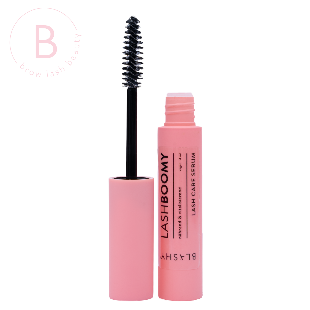 Blashy BLASHY LASH BOOMY Wimpernpflege 7ml (Ex Feyevorite) mit offenem Zauberstab, dargestellt auf weißem Hintergrund. Blashy Shop