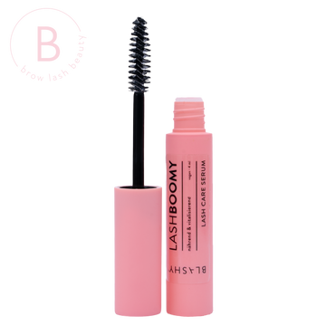 Blashy BLASHY LASH BOOMY Wimpernpflege 7ml (Ex Feyevorite) mit offenem Zauberstab, dargestellt auf weißem Hintergrund. Blashy Shop