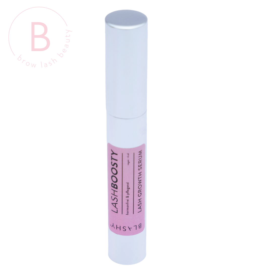 Ein 4ml Blashy BLASHY LASH BOOSTY Wimpernserum mit rosa Etikett und silberner Kappe steht aufrecht auf weißem Hintergrund. Blashy Shop