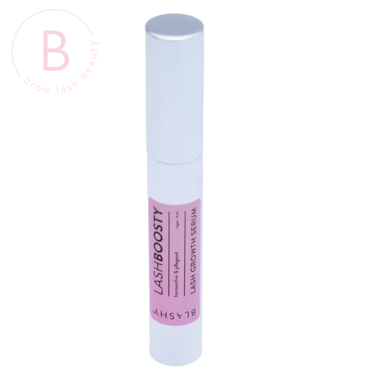 Ein 4ml Blashy BLASHY LASH BOOSTY Wimpernserum mit rosa Etikett und silberner Kappe steht aufrecht auf weißem Hintergrund. Blashy Shop