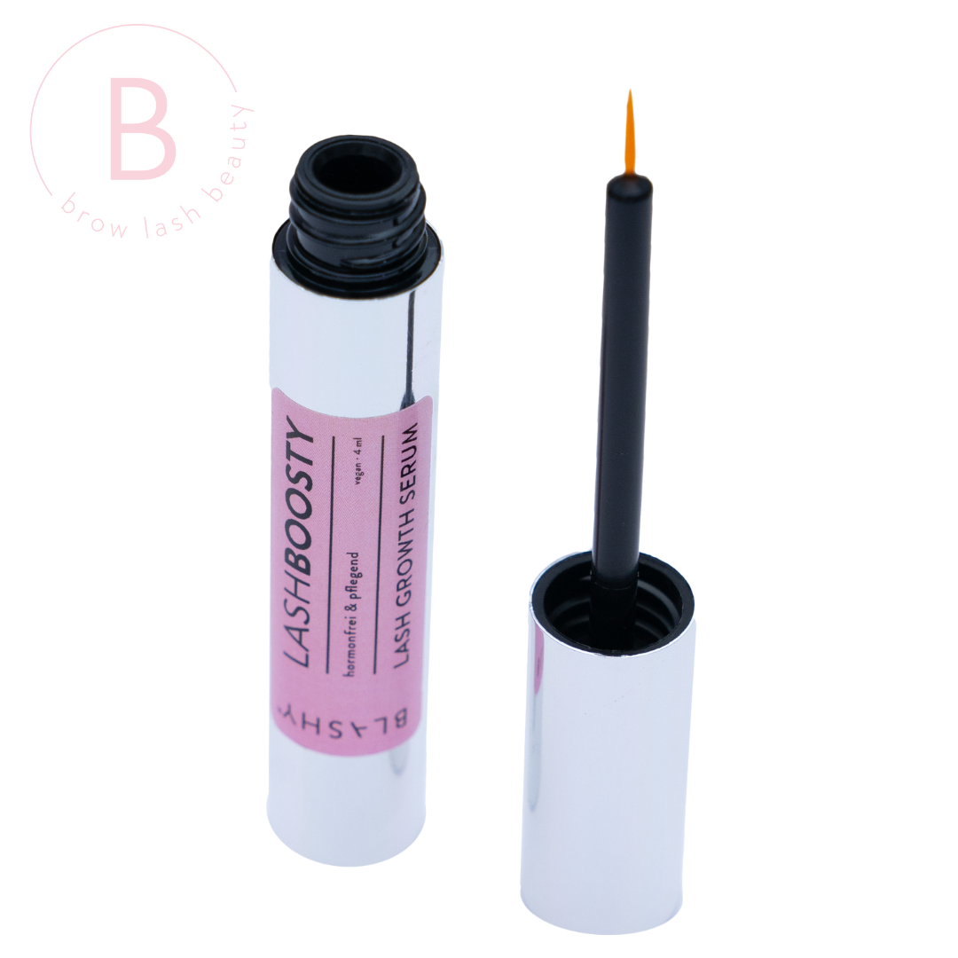 Geöffnetes BLASHY LASH BOOSTY Wimpernserum (4ml) von Blashy, silberne Tube mit rosa Etikett auf weißem Hintergrund. Blashy Shop