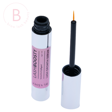 Geöffnetes BLASHY LASH BOOSTY Wimpernserum (4ml) von Blashy, silberne Tube mit rosa Etikett auf weißem Hintergrund. Blashy Shop