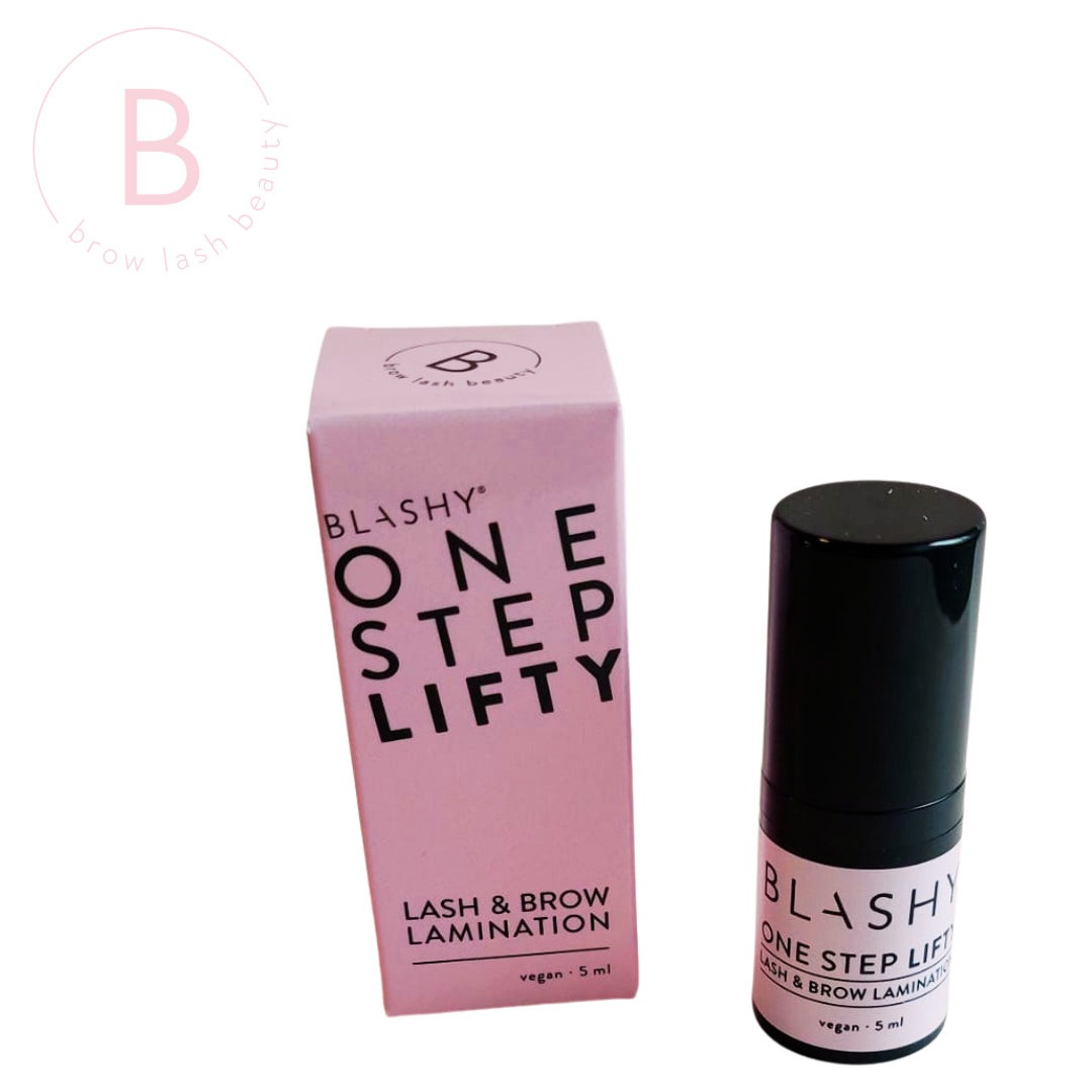 BLASHY One Step Lash & Brow Lamination LIFTY - 5ml hat eine rosafarbene Verpackung und eine schwarze 5ml Flasche zum einfachen Laminieren. Blashy Shop