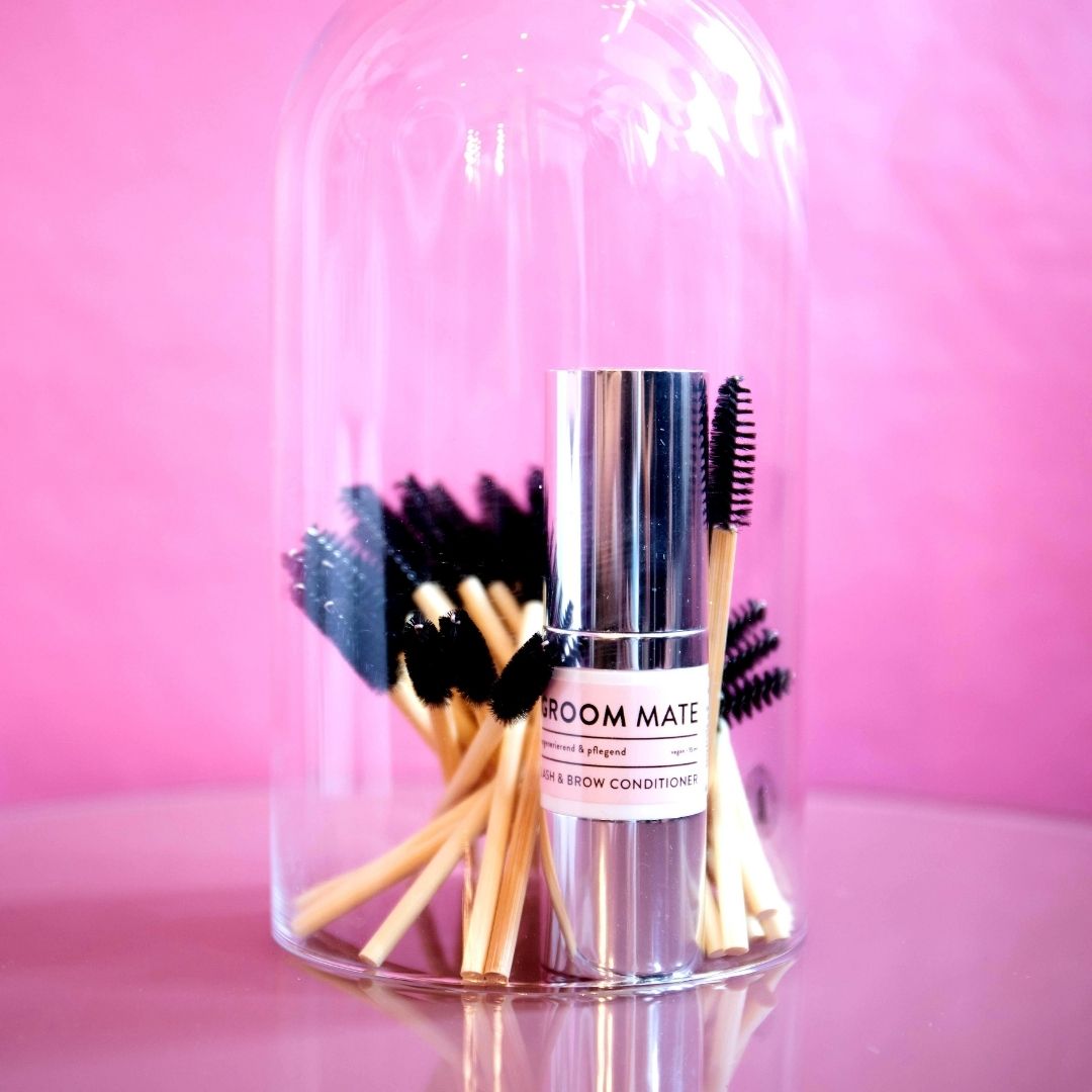 Eine silberne Tube mit der Aufschrift Blashy mit Mascarastiften, die den veganen BLASHY SOOFTY Lash & Brow Conditioner, 15ml, unter Glas enthalten. Blashy Shop