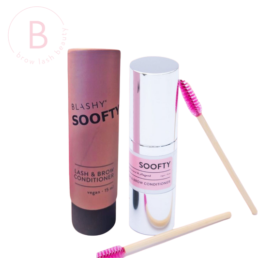 Blashy SOOFTY Lash & Brow Conditioner (15ml) mit Tube und zwei rosa Spoolie-Pinseln auf weißem Hintergrund. Blashy Shop