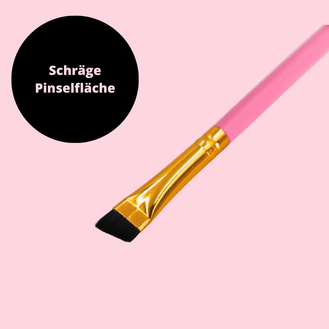 Der Blashy Styling Pinsel für Augenbrauen in Rosa hat abgewinkelte Borsten, eine goldene Zwinge und einen rosa Griff. Blashy Shop
