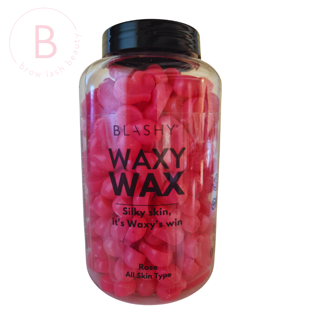 Ein durchsichtiges Glas mit der Aufschrift Blashy enthält rosa, herzförmige BLASHY Waxy Wax Rose Pellets für die Haarentfernung, 300g. Blashy Shop