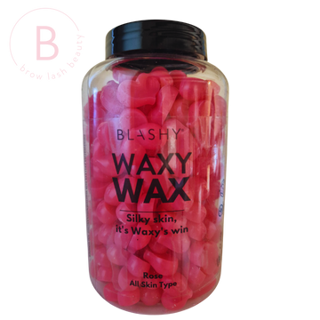 Ein durchsichtiges Glas mit der Aufschrift Blashy enthält rosa, herzförmige BLASHY Waxy Wax Rose Pellets für die Haarentfernung, 300g. Blashy Shop