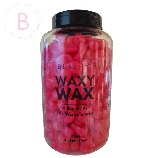 Ein durchsichtiges Glas mit der Aufschrift Blashy enthält rosa, herzförmige BLASHY Waxy Wax Rose Pellets für die Haarentfernung, 300g. Blashy Shop