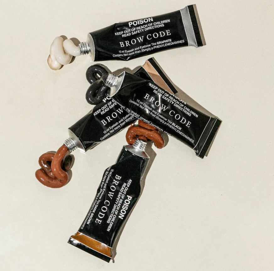 Vier geöffnete Tuben Brow Code Augenbrauenfarbe, 15 ml, in verschiedenen Farbtönen sind auf einer hellen Fläche ausgestellt. Blashy Shop